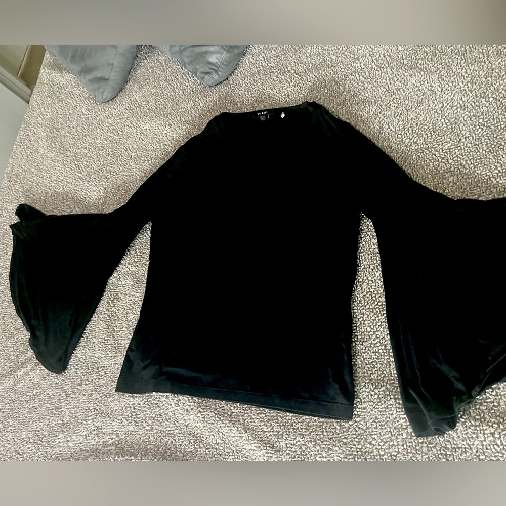 Women’s Top with Bell Sleeves. Soft, knit material. EUC